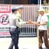 Ditlantas Polda Sulbar Tebar Kebaikan, Bagikan Makanan di Jalan Raya