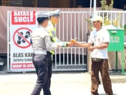 Ditlantas Polda Sulbar Tebar Kebaikan, Bagikan Makanan di Jalan Raya