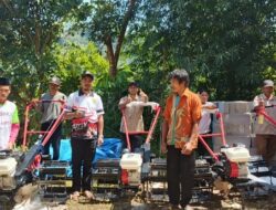Kado HUT ke-81 RI, Pemdes Baruru Bagikan 4 Dompeng untuk Dongkrak Produksi Pertanian
