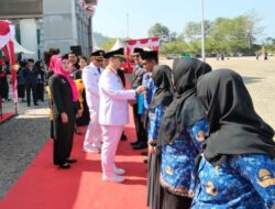 Bupati Mateng Beri Penghargaan atas Dedikasi Guru