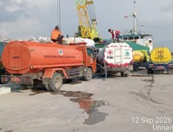 TRC BPBD Sulbar-PMI-BPBD Mamuju-BPBPK Kementerian PU Distribusikan Air Bersih ke Kapal Perintis untuk Masyarakat Kepulauan Balabalakang