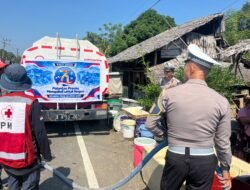 Di Tengah Kemarau, Polantas Polda Sulbar Bawa Harapan dengan 10.000 Liter Air Bersih