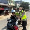 Dikira Razia, Ternyata Dapat Sayur: Aksi Humanis Polantas Polda Sulbar Bikin Pengendara Tersenyum