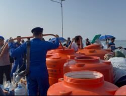 Harapan di Tengah Dahaga, 30 Ton Air Bersih Kapolda Sulbar Tiba di Pulau Ambo