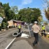 Cuaca Ekstrem Terjang Mamuju, Ditlantas Polda Sulbar Evakuasi Pohon dan Tiang Tumbang