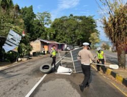 Cuaca Ekstrem Terjang Mamuju, Ditlantas Polda Sulbar Evakuasi Pohon dan Tiang Tumbang