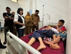 Bupati Mamasa Tinjau Langsung Siswa Diduga Keracunan MBG di Puskesmas Tabulahan
