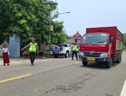 Polantas Polda Sulbar Jadi Penjaga Langkah Pulang Pelajar di SD Kampung Baru