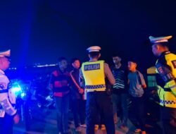 Segelas Air, Sejuta Kepedulian: Polantas Karib Polda Sulbar Hadir di Tengah Pengendara
