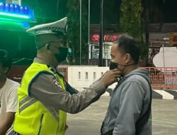 Kabut Asap Selimuti Jalan, Polantas Polda Sulbar Hadir Melindungi Masyarakat