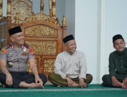 Usai Sholat Berjamaah, Kapolda Sulbar Duduk Bersama Imam Masjid dan Titip Pesan Kebersamaan