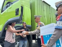 Kaget Dihentikan Polisi, Sopir Truk Malah Pulang dengan Senyum Berkat Jumat Berkah Polda Sulbar