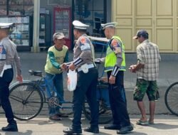 Polantas Polda Sulbar Hadir dengan Hati, Salurkan Bantuan dan Tebarkan Senyum di Jumat Berkah